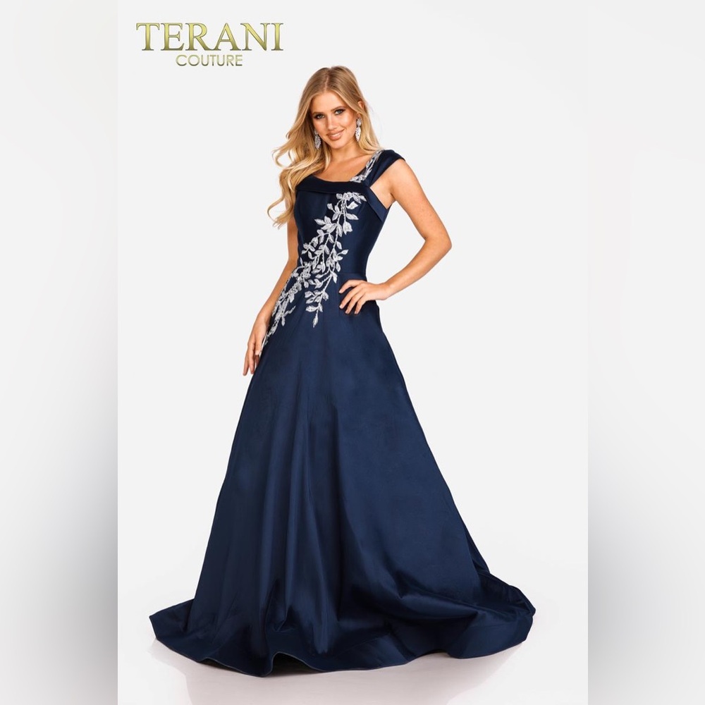 Such a beautiful dress I bought it but never to to wear it because it to small